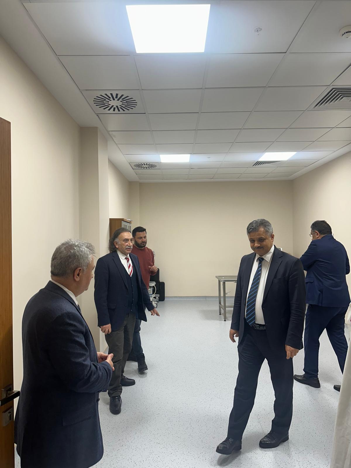 HAKKARİ ÜNİVERSİTESİ REKTÖRÜ HASTANEMİZİ ZİYARETİ